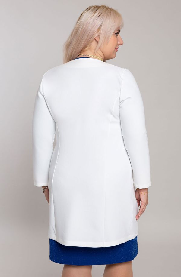 Elegantne valge nööpidega mantel
