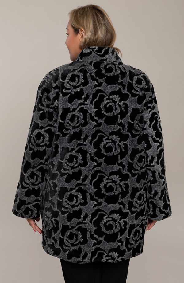 Elegantne mustade roosidega mantel