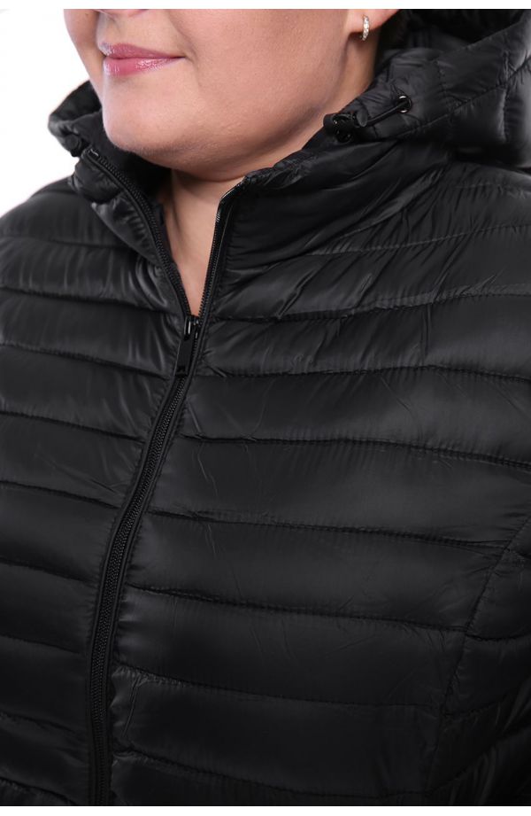 Czarna pikowana kurtka z odpinanym kapturem