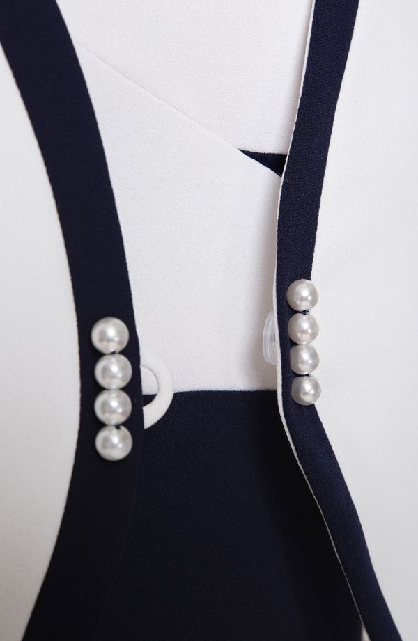 Elegantne mereväesinine ja kreemjas ülikond koos pärlitega