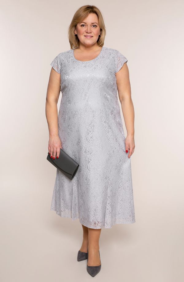 Długa koronkowa sukienka w srebrnym kolorze